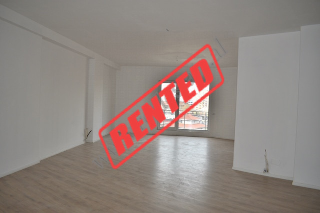 Apartament 3+1 per qira prane rruges Dritan Hoxha ne Tirane.

Ndodhet ne katin e 4-te te nje palla